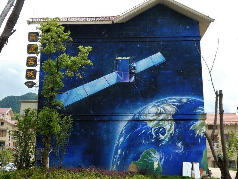 客栈壁画让游人如置身太空。