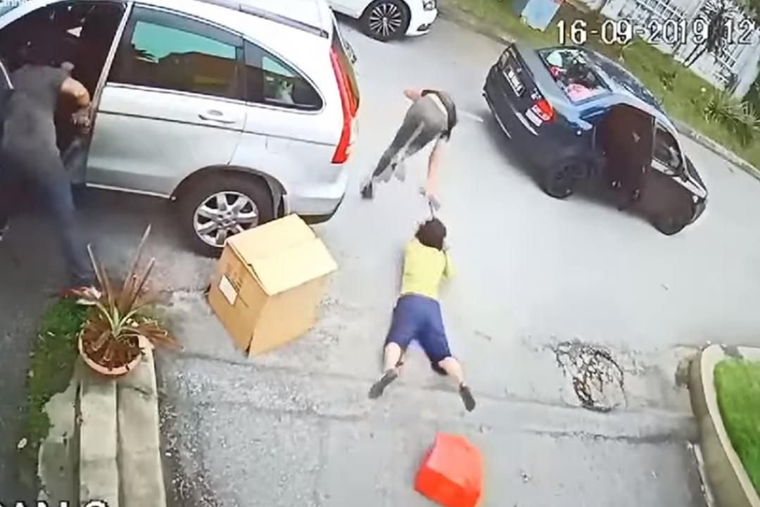 歹徒当时拉扯陈女士的包包,导致她整个人跌趴在地上。(受访者提供)