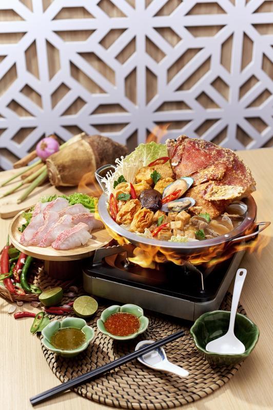 皇室香芋鱼头炉的汤底用芋头和鱼骨熬制，并加入淡菜和啦啦等贝类提鲜。