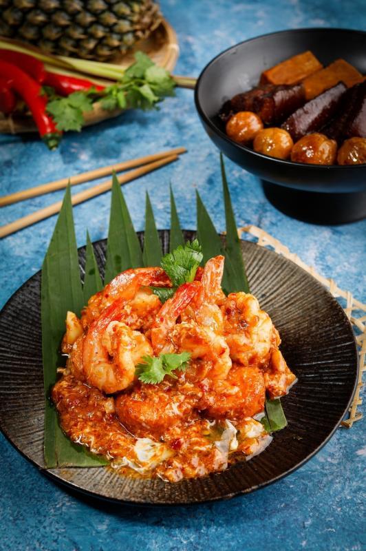 豆腐水晶虾的酱汁有点像辣椒螃蟹，加入蛋液很香滑，非常下饭。