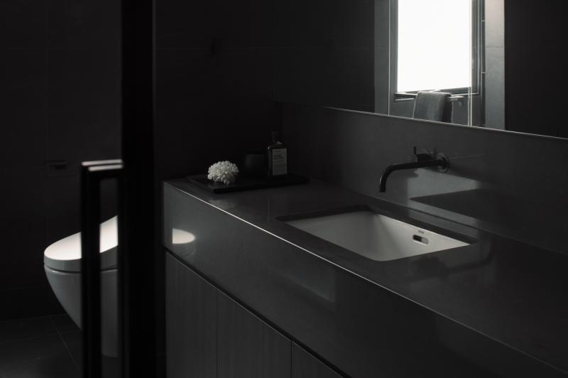 卫浴间除了洗手台和马桶，采用全黑设计。