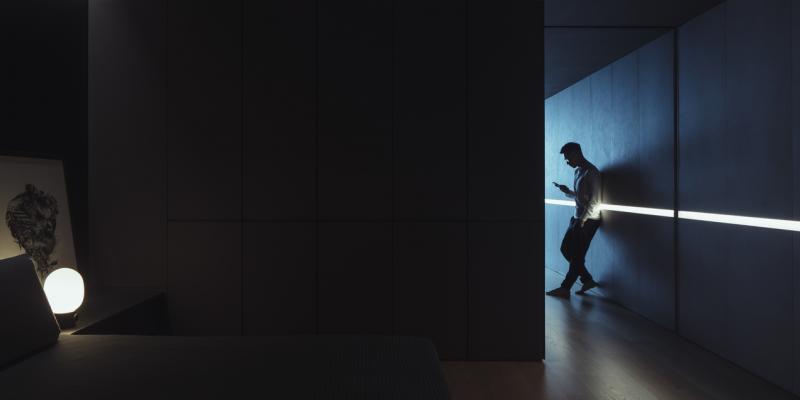 一条光槽贯穿全屋，也成为中央黑色睡房的暖光。 