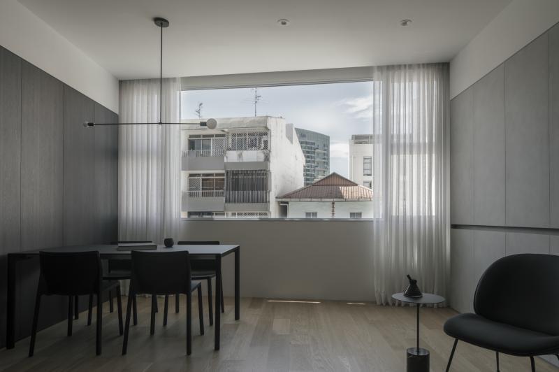 客厅窗口一整面玻璃窗把外面的景色框住，成了一幅道地的风景画，也讲光线引入室内。