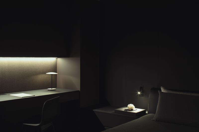 卧室与小写字桌体现日本文豪谷崎润一郎的《阴翳礼赞》——因为黑，那朵花才更洁白无比。