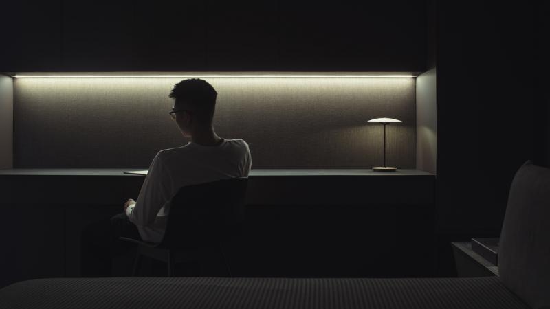 床侧的橱架植入长桌，作为屋主的办公、写字桌，造型宛如贯穿屋子那条光槽的放大版。