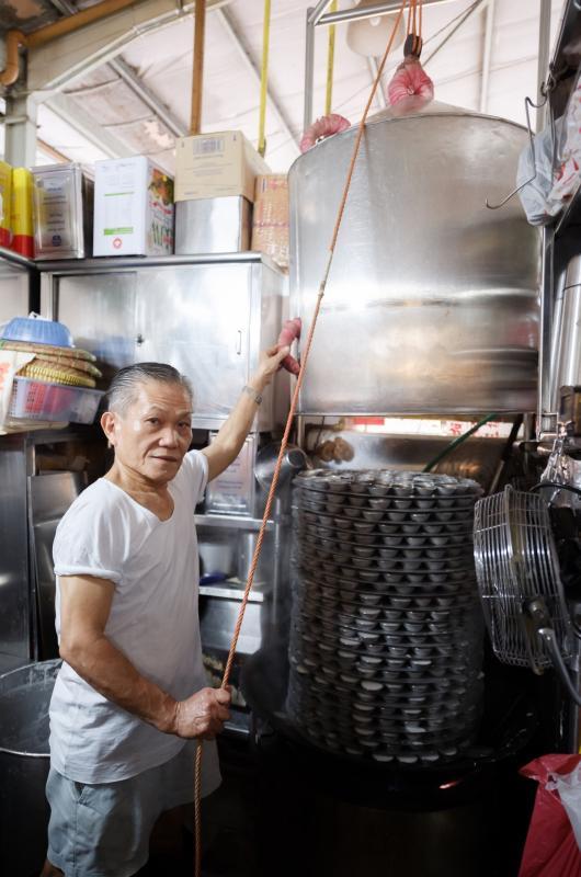 李三峇多年来沿用母亲的食谱，手作传统水粿。（受访者提供）
