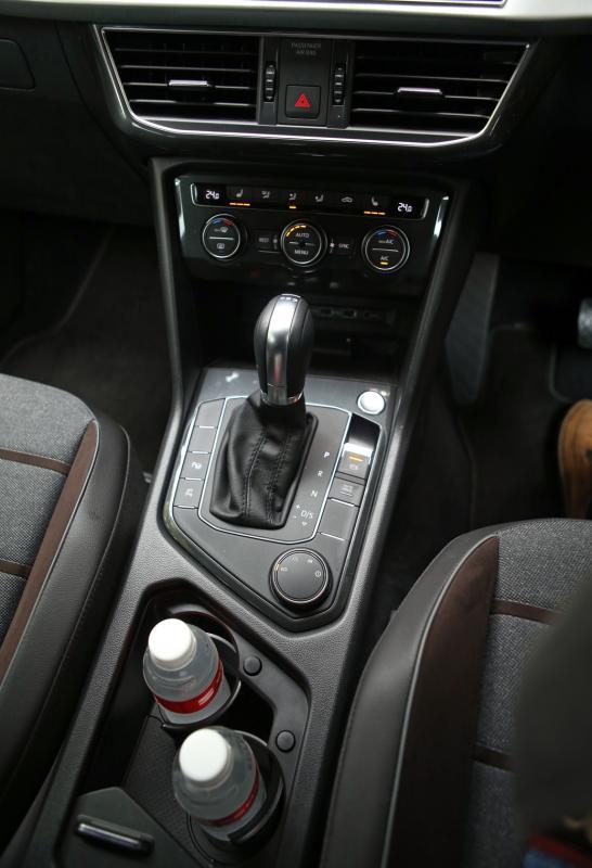 中控的设计简洁,右边圆形按钮让司机可以转换驾驶模式,还有两个杯架可放置饮料。