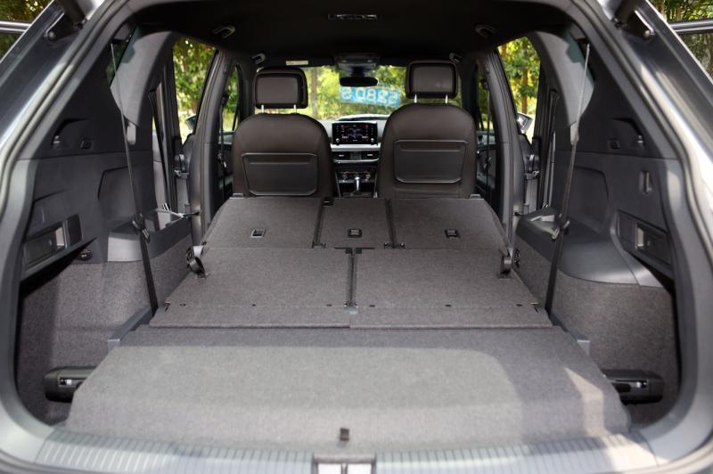 放下第二和第三排座椅,行李厢的容量高达1775公升。