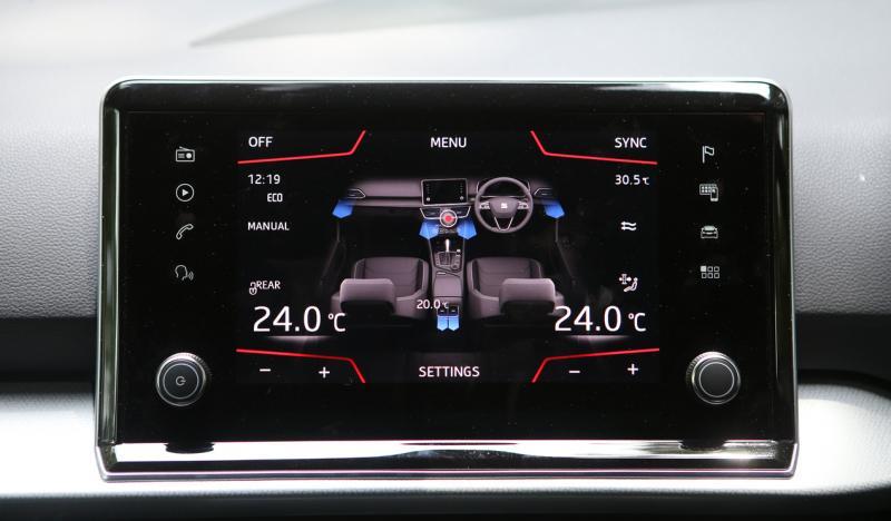 8英寸的中控触屏,娱乐、导航、路况、车子资讯、停车和驾驶模式甚至是轮胎的偏向等,皆可轻松掌握。