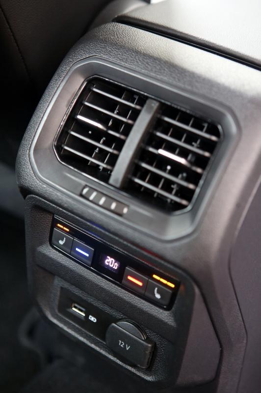 车子第二排有两个可调节温度的冷气出风口。
