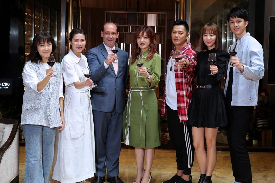 赵薇（右四）和李南星（右三）昨天现身富丽敦酒店会见媒体，同场的包括UFM100.3 DJ克敏（左起）、宋怡霏、陈欣淇（右二）和郭威乐（右一）。（梁麒麟摄）