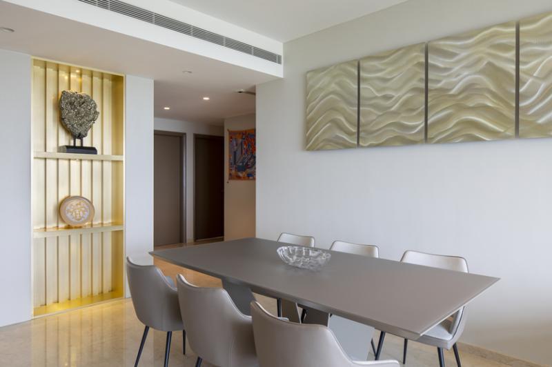 饭厅墙上的铝面板金光浮动。