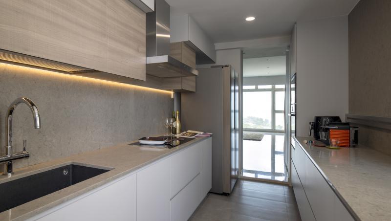 厨房突出实用的炊事功能。