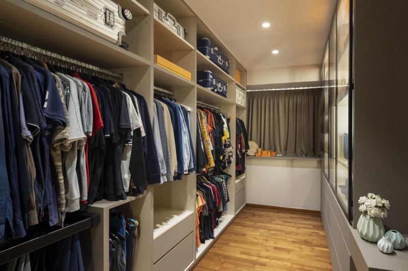 一间卧室被打造成更衣室。