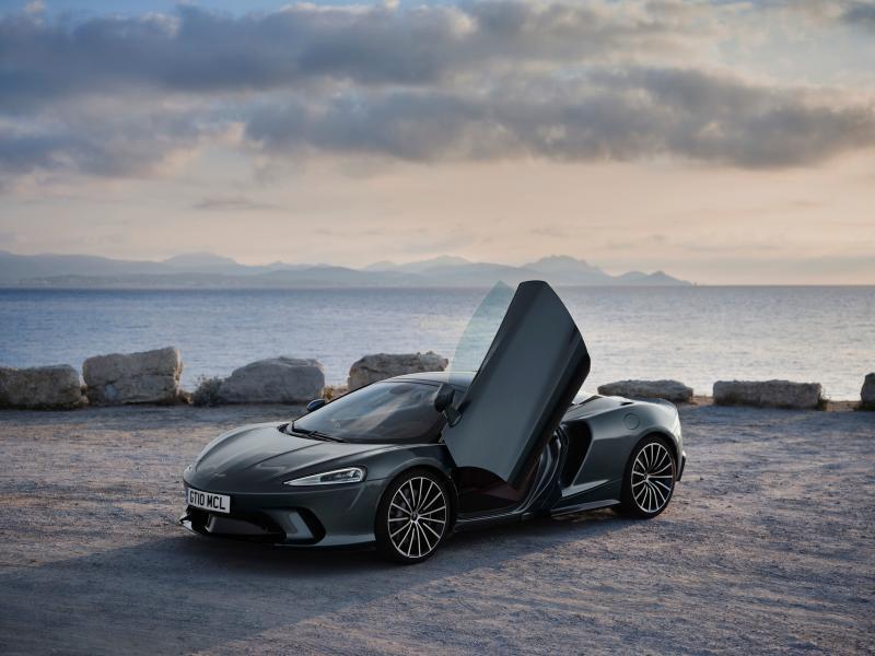 全车最漂亮的是典型的迈凯伦蝴蝶门，向上开启时，展现宽大的车门开口及降低的门槛设计。