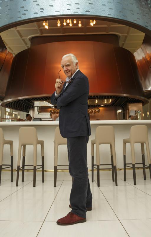 法国厨艺大师艾伦杜卡斯曾同时持有21颗米其林星，也是首位同时在三座城市拥有三颗米其林星餐馆的厨师。