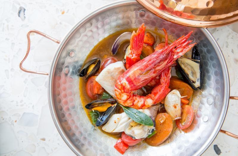 葡萄牙炖海鲜“Cataplana de Marisco”混合海鲜和贝类，在红青椒和香草的加持下特别芳香。