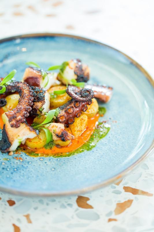 西班牙烤章鱼“Pulpo a la Gallega”的烤章鱼块充满弹性，是一道洋溢着地中海风情的前菜。