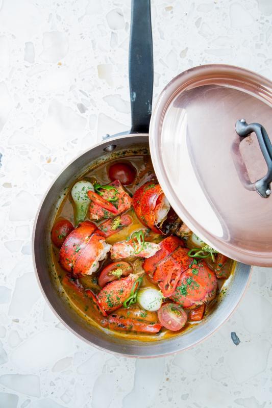 西班牙梅诺卡岛的龙虾煲“Langosta a la Menorquina”混合了番茄、灯笼辣、茴香和浓汤。g