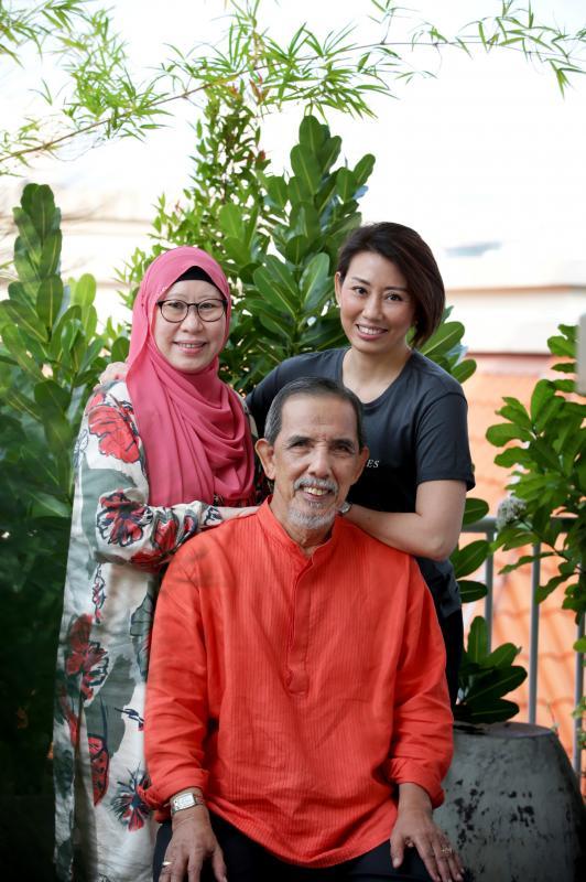 父亲是马来人,母亲是华人,洁丝汀娜在两种文化的熏陶下成长,她能说三种语言,每年庆祝农历新年与开斋节,父母对不同族群的包容与尊重,让她看见融合之美。