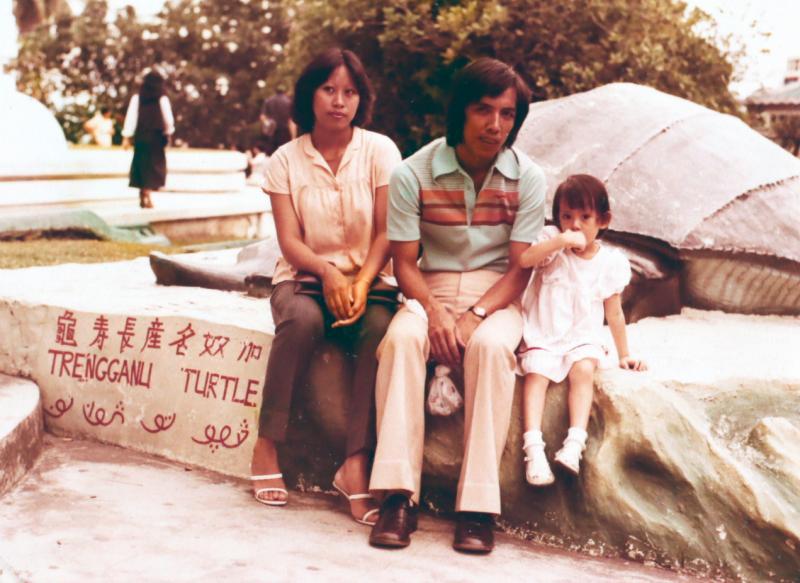 童年的洁丝汀娜(右一)与父母出游,她从小就是父亲的掌上明珠。(受访者提供)