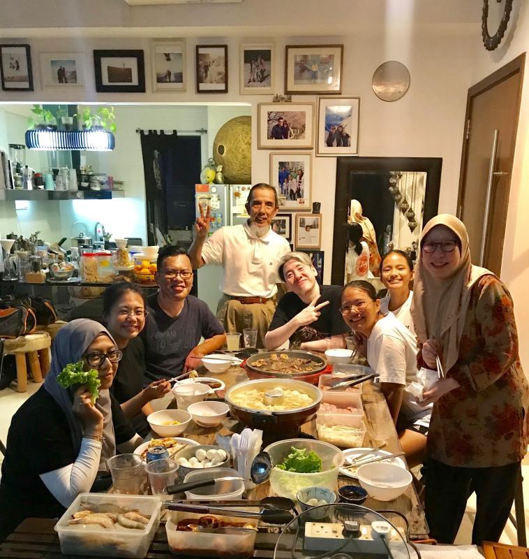 洁丝汀娜为家人拍下在家聚餐欢庆华人农历新年的情况,他们当时在享用Halal火锅。(受访者提供)