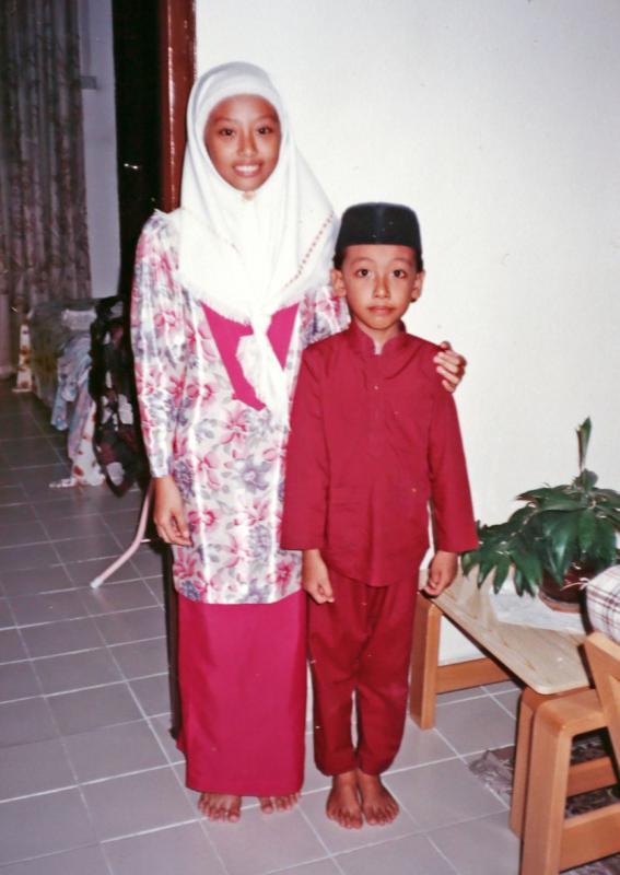 洁丝汀娜与相差五岁的大弟弟童年时的合照。(受访者提供)