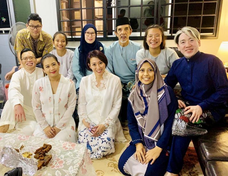 一家人欢庆开斋节,前排左三是洁丝汀娜,左一及二是她的小弟与弟妇,右一及二则是她的大弟与弟妇。后排右二及三是她父母。(受访者提供)