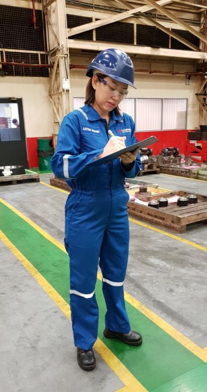 巾帼不让须眉,洁斯汀娜穿上工作服执行任务。(受访者提供)