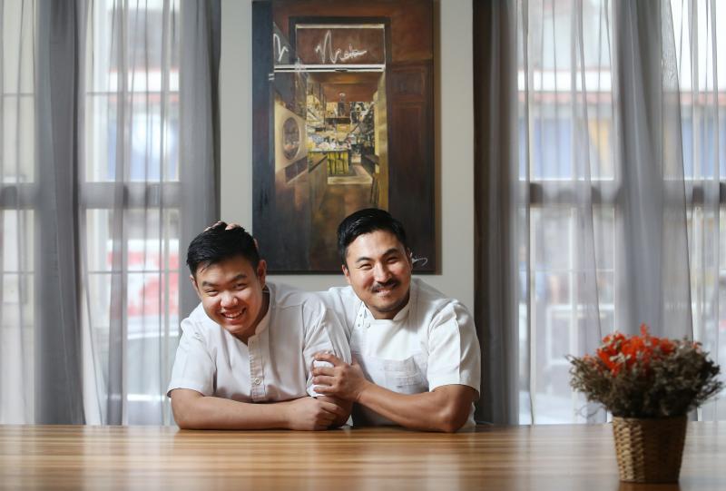 黄达文（左）在老板兼师父金善玉的指导下，于今年圣沛黎洛青年厨师比赛表现出色，成为亚洲代表。（叶振忠摄影）