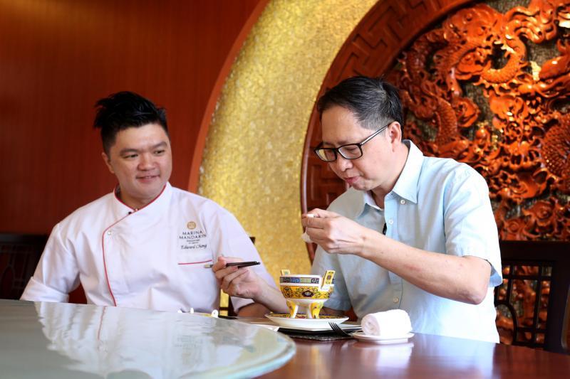 鸿桃轩主厨钟健（左）一直以师父杨彬源为学习楷模。（龙国雄摄影）