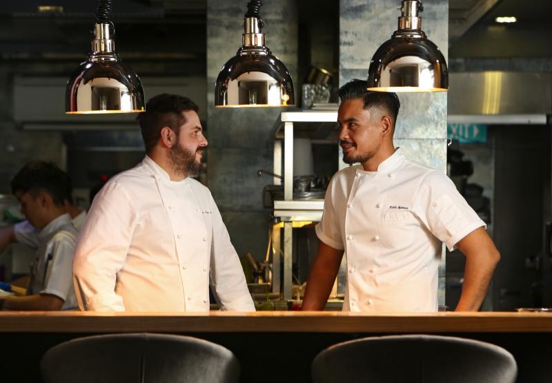 欧里夫（左）传授徒弟阿兹敏西班牙巴斯克菜肴的技艺和口味。 （李薇摄影）