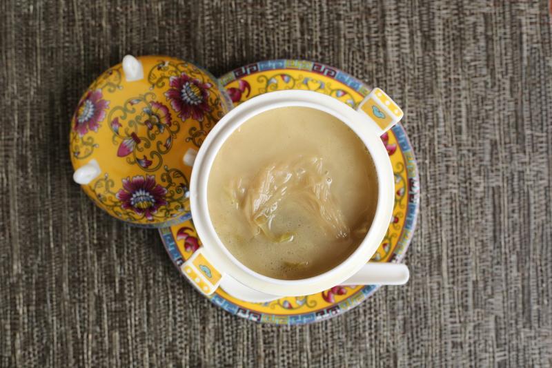 访问当天，鸿桃轩主厨钟健发特地炖霸王花炖干贝汤给师父杨彬源。（龙国雄摄影）