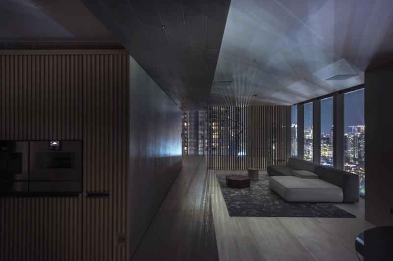 踏下走道,两旁是客厅、饭厅和厨房等生活区块。