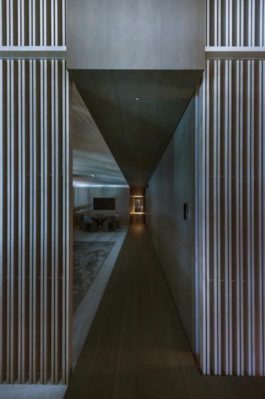 “木墙”后的一道入口通到屋子尽头,尾端还加了一面镜子,让走道更看似永无止境。