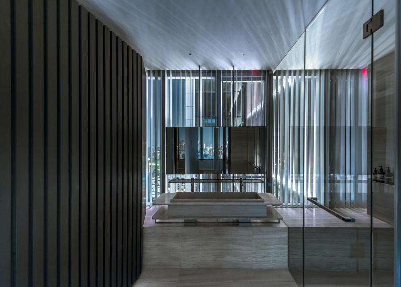 卫浴间的洗手台造型独特,镜子引人瞩目,背后是收纳空间,里头还藏有充电插座。