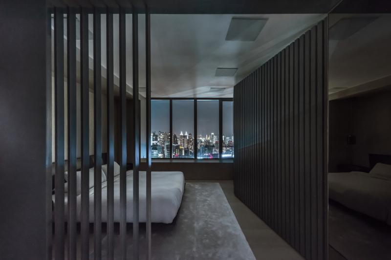 走道尽头是主卧室和主人的书房。