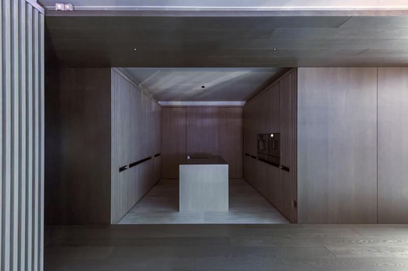 厨房走极简风,大部分家电和湿厨房都藏在木橱的木门背后。