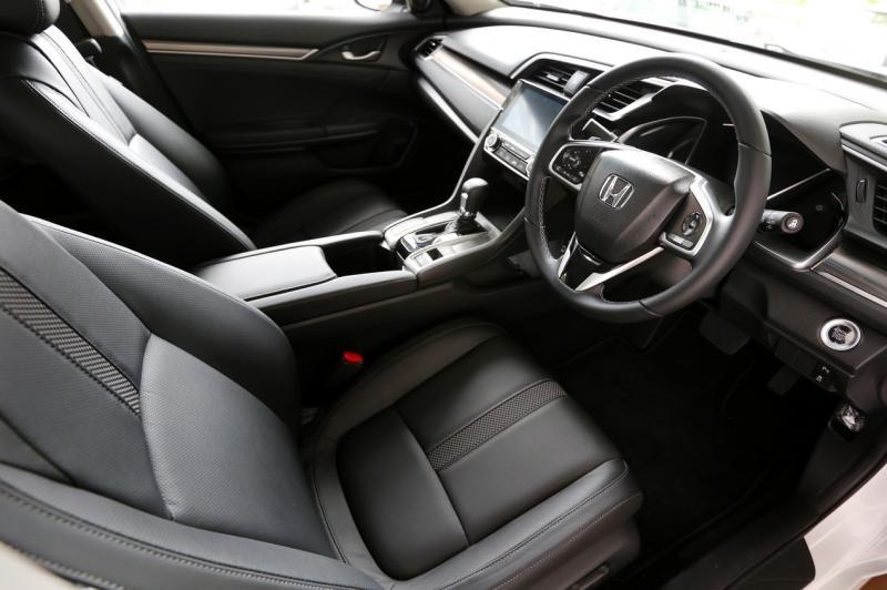 简约又不失大气的中控台，皮革座椅中央的线条，紧贴视觉与质感的立体效果。