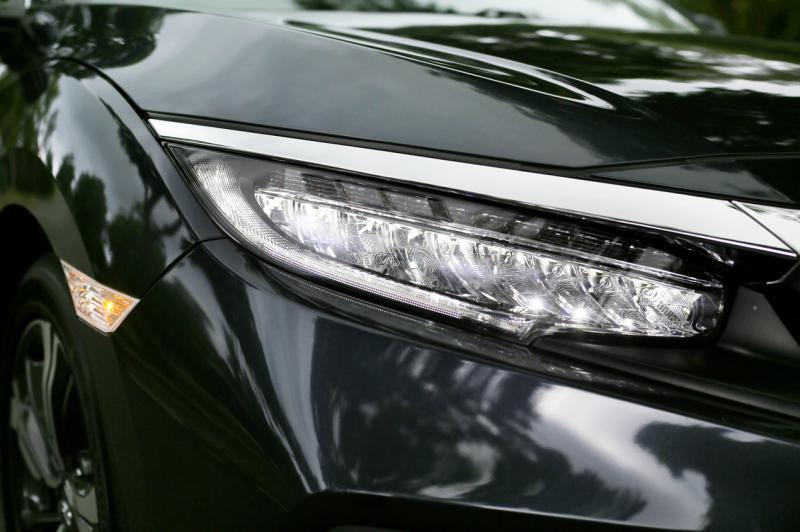 车头的雾灯以银色镀铬条框取代之前的黑色塑料边框。