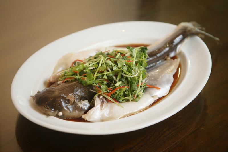 清蒸八叔公鱼肉质鲜美细滑。