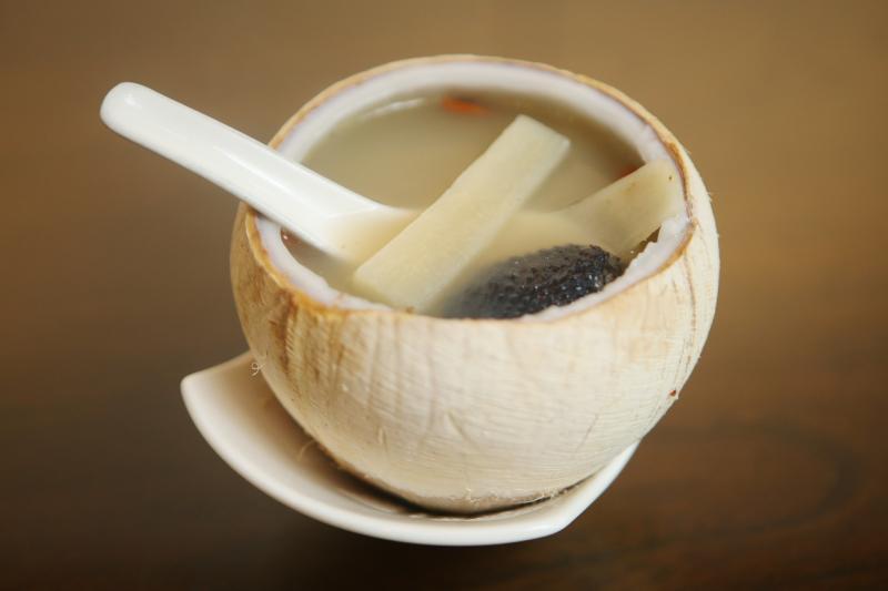 原只椰子炖乌鸡汤是具有南洋特色的润肤美颜汤品。