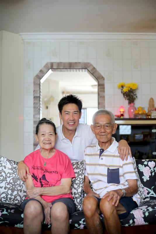 陈之财有一对“后知后觉”的父母，不管是他画画、学开飞机，或是当演员，他们都是事后才知道的。但这并不影响他们在儿子心目中的地位，因为儿子说，他们总会在他跌倒之前扶一把。