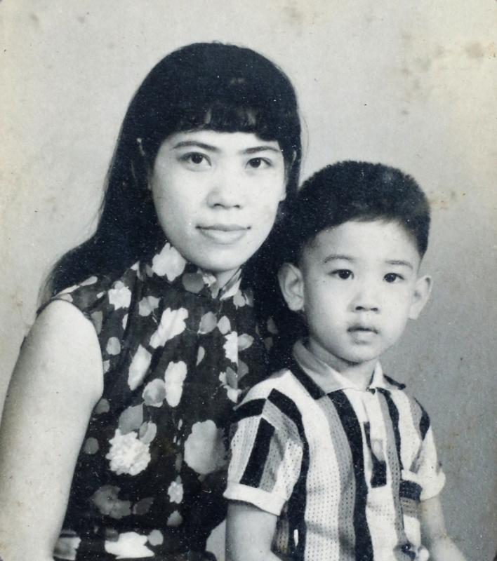 母亲吴丽群说陈之财小时候很乖巧，家人都很疼爱他。（翻拍照）