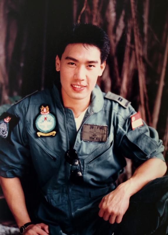 现实中虽然无法当上机师，陈之财后来在电视剧《空军》里圆了机师梦。（翻拍照）