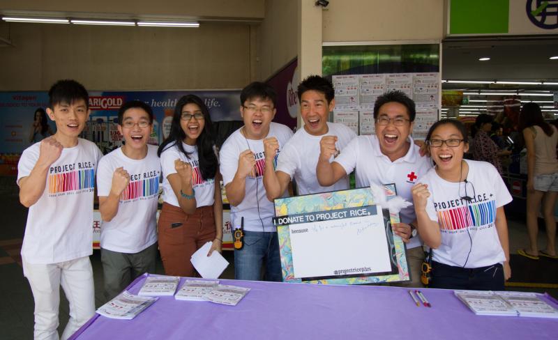 陈之财参与红十字会Project Rice计划，为贫困家庭筹集食品和日常生活必需品，并在2017年获新加坡红十字会杰出服务奖。（新加坡红十字会提供）