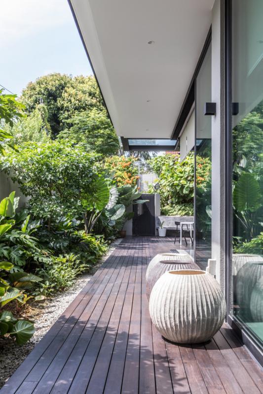 全景开放，惠风和畅，阳光绚烂的一楼，与绿荫环绕的院子。