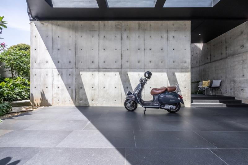 车库外墙的设计，与全屋主要材质清水泥、铝及考顿钢一致，简约大气。