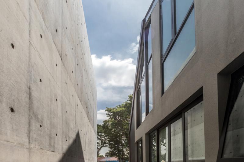 建筑师颠覆常人对排屋的刻板印象，利用高耸清水泥墙与邻里的建筑隔开。