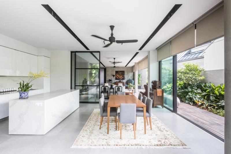 宽敞通风的饭厅。